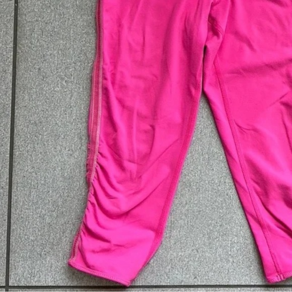 Lululemon hot pink cropped leggings with mesh side stripe and rouching- - Picture 6 of 9